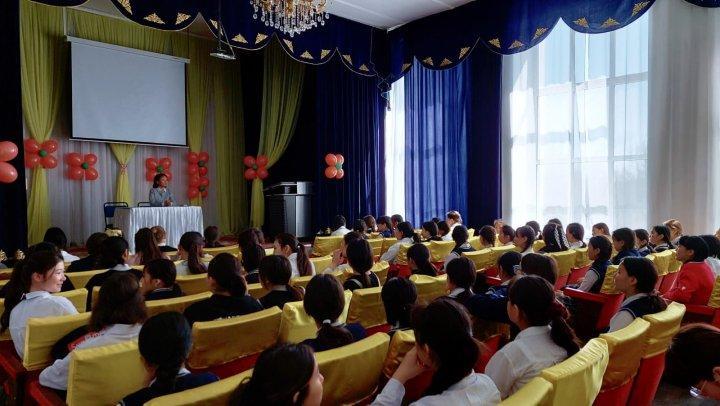 Мектебіміздің әрбір қыз баласын сұлулыққа, әсемдікке баулу, ибалылық және эстетикалық тәрбие беру  мақсатында директордың тәрбие ісі жөніндегі орынбасары А.Ж.Байсадыкова 7-11 сынып қыздарымен жиналыс өткізді.