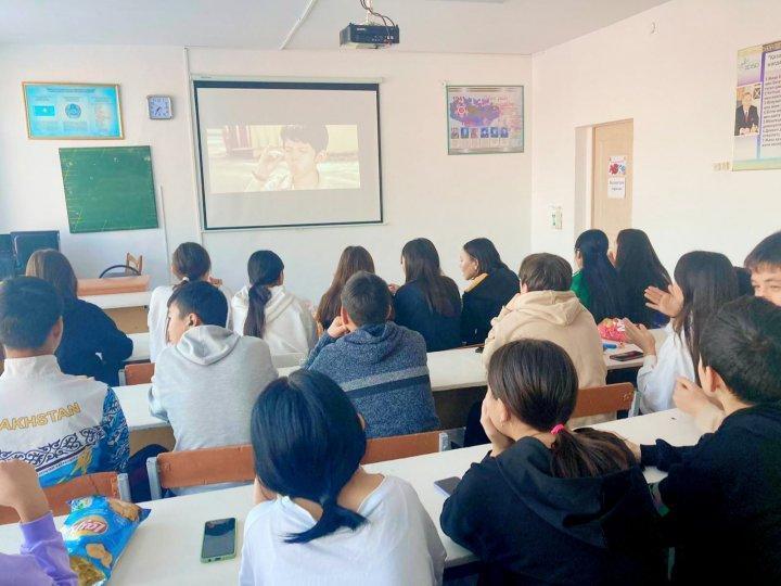 А.К.Оралханов 9 "А", "Ә" сынып оқушылары арасында "Звездочки на земле" фильмін көрсетіп, кинокеш ұйымдастырды
