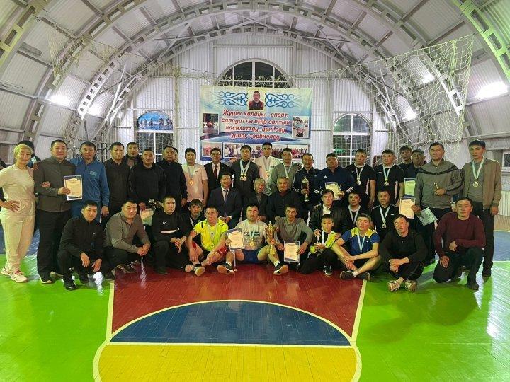 Бірлік орта мектебінің дене шынықтыру пәні мұғалімі Уразбеков Базарбек  Сейтказиновичтің зейнеттік жасқа толуына байланысты жалпы білім беретін мекемелердің мұғалімдері арасында волейболдан жарыс өткізілді.