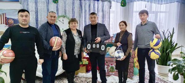 Жаңа жыл мерекесі қарсаңында мектепті 2002 жылы А.Х.Сутбаеваның жетекшілігімен аяқтаған 11 "А" сыныптың түлектері демеушілік жасап, 117 000 теңгеге санақ таблосы және футбол, волейбол, баскетбол доптарын табыстады.