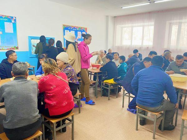 Абай атындағы көпсалалы мектеп-гимназиясының ұжым мүшелері мен интернат қызметкерлері 52 адам, оның ішінде 4 балаға қол ұшын созып, ыстық тамақ беруді ұйымдастырды.