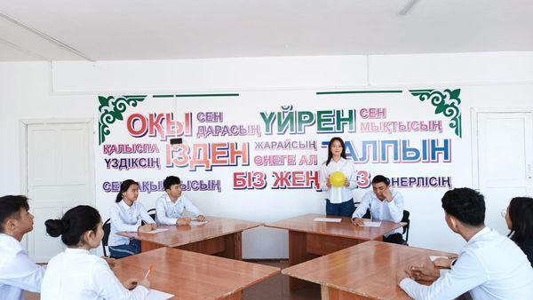 Мектеп жанындағы интернат тәрбиешісі Ш.М.Шакиртова тәрбиеленушілер   арасында "Дарынды ұрпақ-ел болашағы" тақырыбында дөңгелек үстел өткізді.