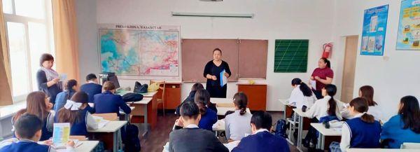 Жоғары гуманитарлық-заң және техникалық колледжінің мамандары мектебіміздің 9,11-сынып оқушыларымен кәсіптік бағдар беру бағытында әңгіме жүргізді