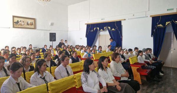 Полиция инспекторлары жас қыздар арасындағы құқық бұзушылық, соның ішінде өзінен жасы кіші қыздарға әлімжеттік көрсету, ұрлық, алаяқтық қазіргі таңда аудан бойынша қыздар арасындағы өзекті мәселе екенін атап өтті.