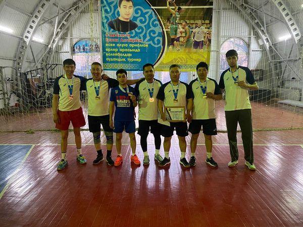 Қалбатау ауылының Спорт кешенінде белгілі спорт жаттықтырушы Садвакасов Ержан Алтайұлын еске алуға арналған  волейболдан ерлер арасында аудандық турнир өтті.