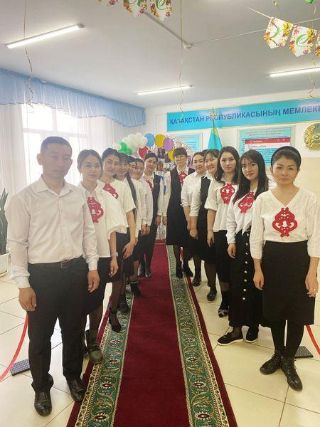 2023 жылдың 24 сәуір күні "Жарқын болашақ иесі - бүгінгі жас ұстаздар" атты апталықтың алғашқы күні оқушылар мен ұстаздарды қарсы алудан бастау алды.