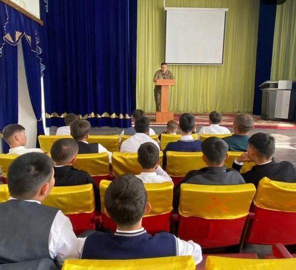 Қорғаныс істері жөніндегі бөлімінің әскері қызметкерлері  "Біртұтас ұлт-біртұтас әскер" тақырыбында жоғары сынып ұлдармен кездесу өткізді.
