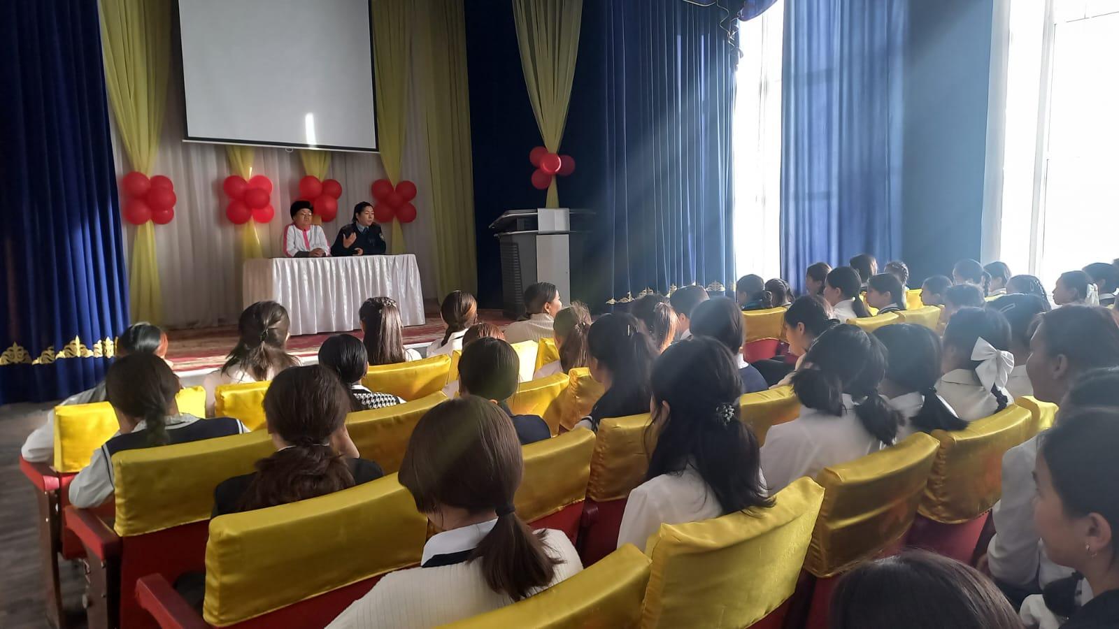 Жарма аудандық аурухананың әлеуметтік психологиялық көмек беру кабинетінің фельдшері С.С. Сулейменова, Жарма АПБ ЖПҚБ КТІБ аға инспекторы, полиция майоры А.М. Акимбаева және Жарма ауданы білім бөлімінің әдіскері Г.Ж.Увалиевамен кездесу өтті.