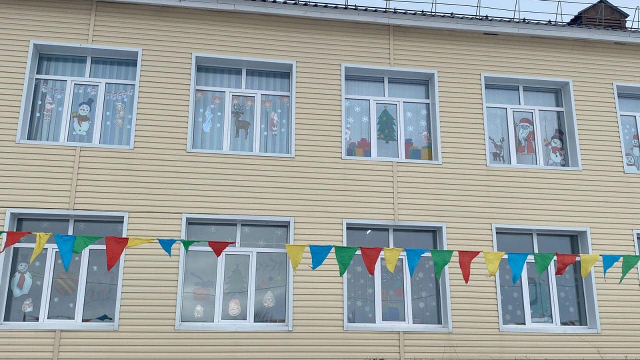 Мерекелік көңіл күй сыйлау мақсатында  мектебімізде  жаңажылдық безендіру жұмыстары жүргізілді.