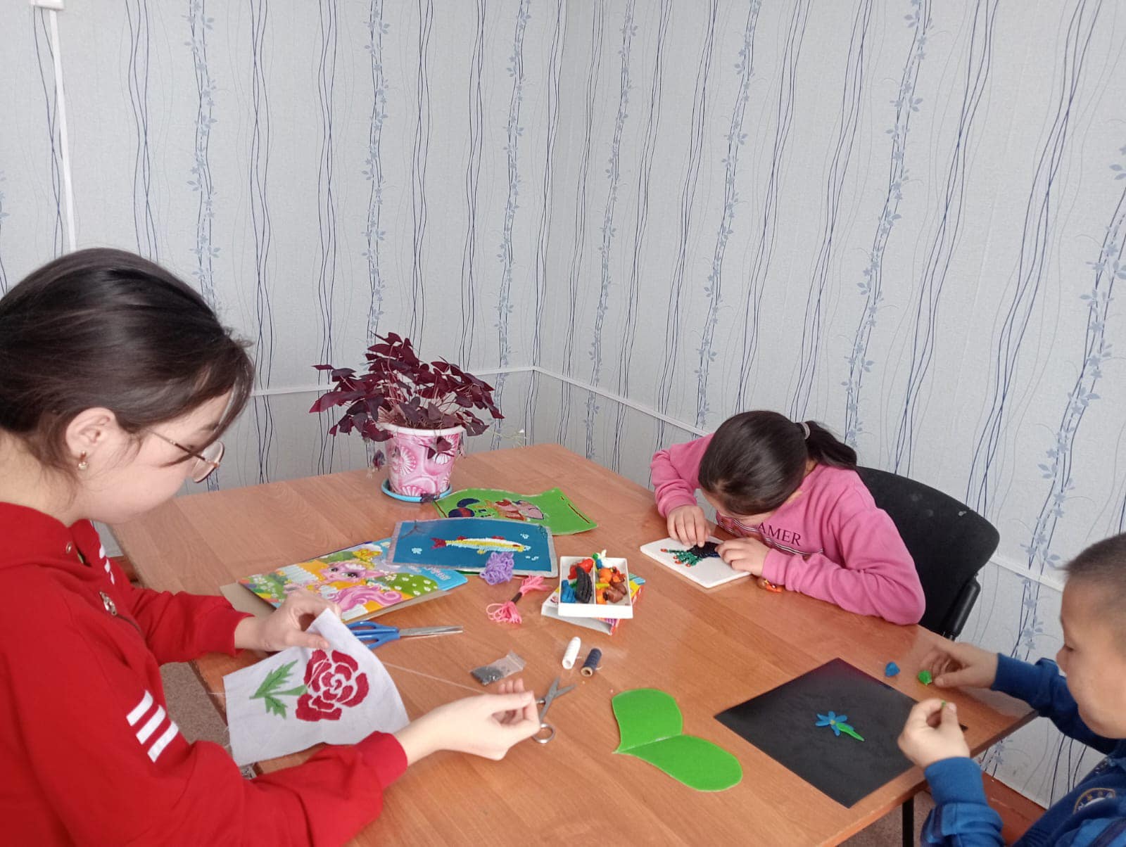 интернат тәрбиешісі Омарова М.Х интернат тәрбиеленушілерімен "Демалысты тиімді өткізу" тақырыбында тәрбие сағатын өткізді.