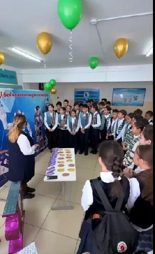 Математика пәні  мұғалімдерінің ұйымдастыруымен 8 сынып оқушылары арасында «Көңілді серуен» атты интеллектуалды сайыс өтті.