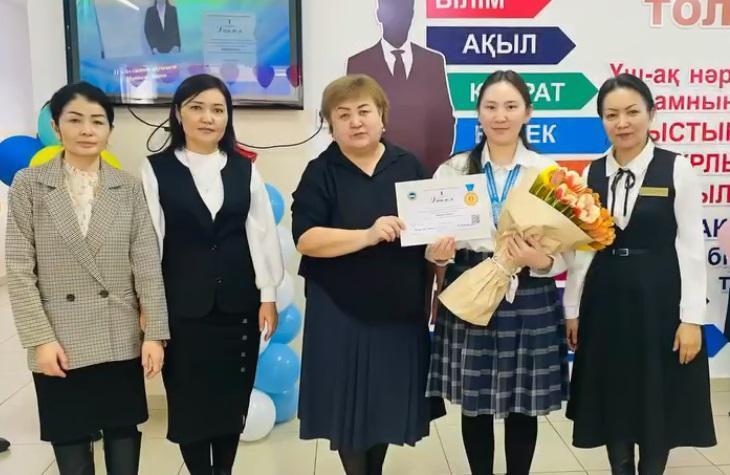 11 сынып оқушысы Мәдікен Диананы мектеп ұжымы мен оқушылары қарсы алу сәті